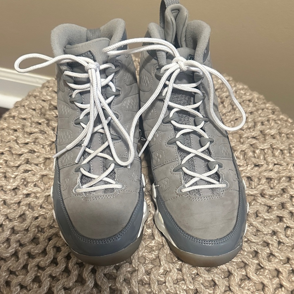 Size 6.5 Big Kids/ Size 8 Womens retro Jordans